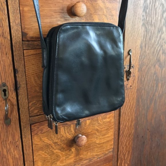 Danier black leather cross-body purse - Picture 4 of 6